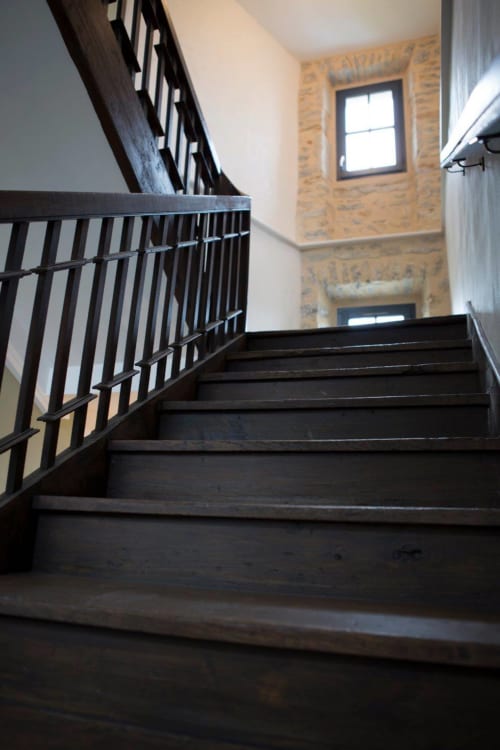 Escalier en bois sombre avec rampe noire à La Maison De Siloe, Villefranche de Rouergue