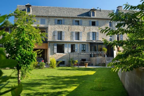 La Maison De Siloe, un gîte de charme à Villefranche de Rouergue, avec son architecture en pierre et ses jardins paysagés