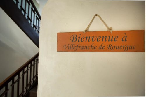 Panneau de bienvenue en bois « Bienvenue à Villefranche de Rouergue » à la guesthouse La Maison De Siloe