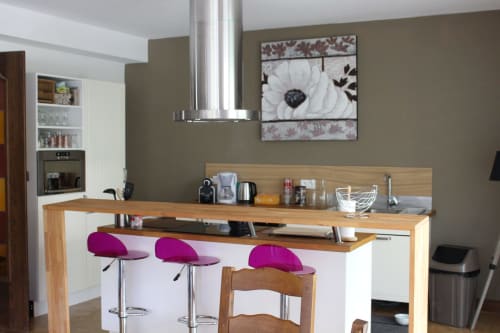 Moderne Küche mit Holzarbeitsplatten, violetten Barhockern und weißen Schränken im Cottage La Tour De L'ill in Straßburg