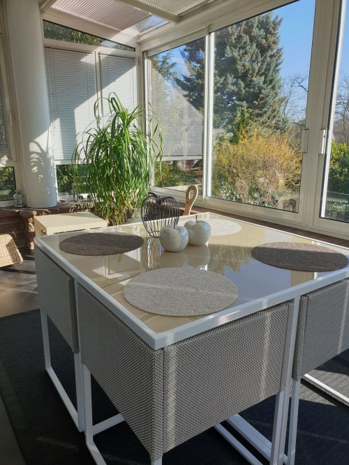 Modernes, sonniges Esszimmer im Ferienhaus La Tour De L'ill mit zeitgenössischem Tisch, Topfpflanzen und malerischem Waldblick