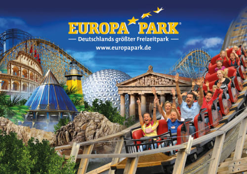 Attractions du parc à thèmes Europa Park avec montagnes russes, visiteurs profitant des manèges, près de Strasbourg en France