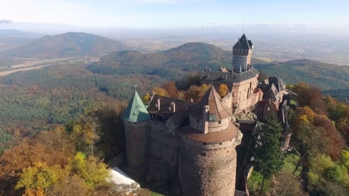 Vue aérienne du Château de Haut-Koenigsbourg près de Strasbourg, entouré de montagnes forestières en automne
