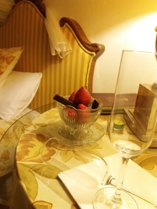 Elegant dining setup at Casa Peregrinando in Navarrete with fresh strawberries in crystal bowl
