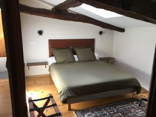 Chambre douillette à Sous Les Marronniers avec poutres apparentes, lit queen-size, lucarne et parquet