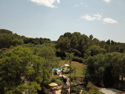 Vue aérienne du Domaine à l'Aise B&B à Saint-Pargoire, montrant la piscine, les jardins et les bois environnants.