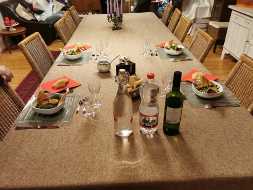 Table élégante au gîte Domaine à l'Aise à Saint-Pargoire avec assiettes, vin et salades fraîches