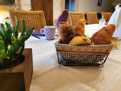 Panier de petit-déjeuner avec croissants frais et pâtisseries à Domaine à l'Aise, un gîte à Saint-Pargoire, France