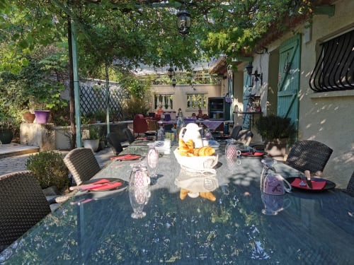 Salle à manger en plein air à la Domaine à l'Aise B&B à Saint-Pargoire, France, avec table ombragée