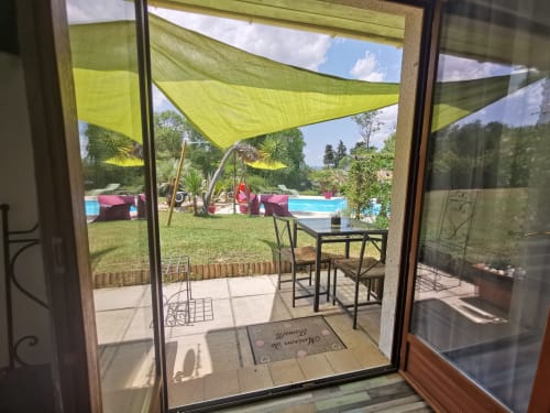 Vue depuis la chambre de Domaine à l'Aise sur la piscine, le jardin et la terrasse ombragée à Saint-Pargoire