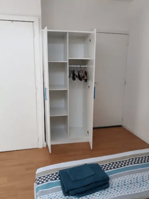 Penderie blanche avec étagères et portant à vêtements dans l'appartement Résidence Mantekila, Marcinelle