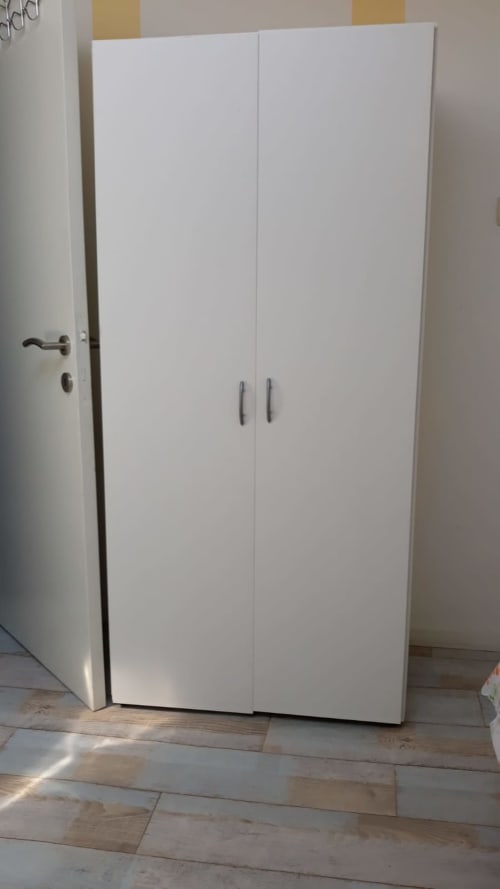 Armoire blanche deux portes dans un appartement à la Résidence Mantekila, Marcinelle
