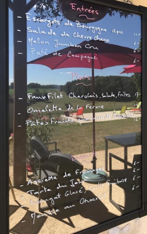 Tableau menu d'un bistrot français à La Ferme du Bonheur présentant entrées, plats et desserts dans le cadre rural d'Arbigny