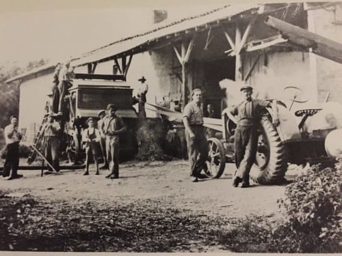 Scène champêtre vintage à La Ferme du Bonheur, Arbigny avec ouvriers et véhicules anciens