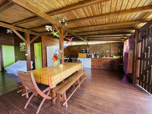Villa spacieuse en bois aux Hauts de Deshaïes avec salle à manger, cuisine et chambre à Deshaies, Guadeloupe