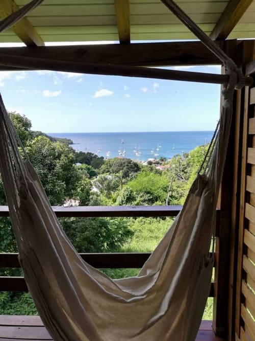 Hamac sur la terrasse du gîte avec vue sur les voiliers de la baie de Deshaies, Guadeloupe