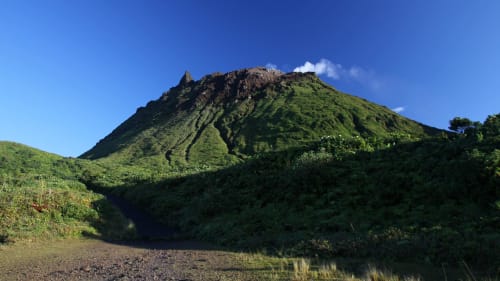 Paysage montagneux volcanique luxuriant aux Hauts de Deshaies, Guadeloupe