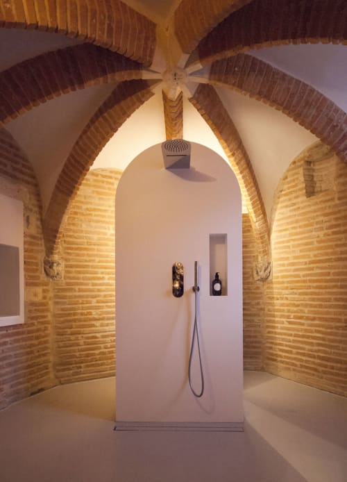 Doccia moderna in volta in mattoni a La Tour Du Capitole, hotel boutique di Tolosa