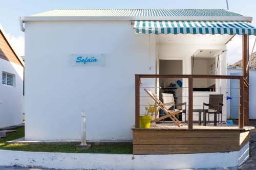 Cottage Safaia au Kaz A Bibi à Sainte-Rose avec terrasse couverte, store rayé et vue sur la piscine