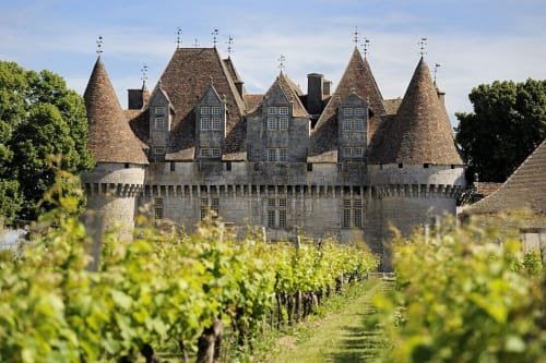 Château médiéval Manoir Le Coutureau avec ses tours distinctives dominant les vignobles de Rouffignac de Sigoulès, France