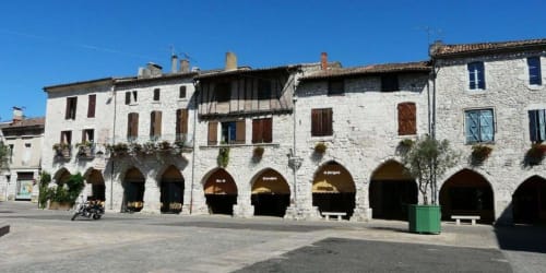 Manoir historique en pierre avec colonnade cintrée à Rouffignac de Sigoulès. Gîte Le Coutureau.