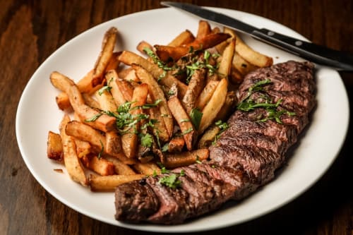 Steak grillé avec frites croustillantes et herbes fraîches aux Marronniers, Petit Palais Cornemps