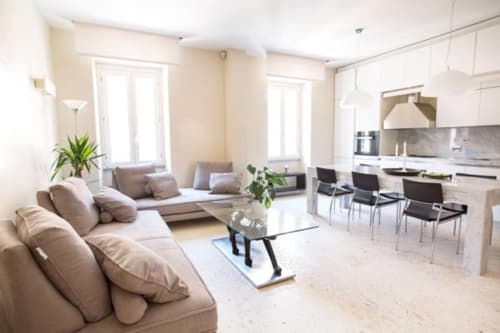Ampio appartamento deluxe Petra Apartments a Roma con living moderno, zona pranzo e cucina attrezzata con vista città