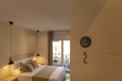 Habitación 2 del hostel Room Boutique 32 en Denia con cama, acceso a balcón y vista a la ciudad