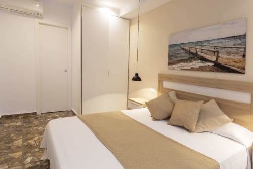 Habitación moderna de Room Boutique 32 en Denia con cama queen, obra de arte marina y baño privado