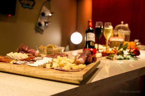 Élégante planche de charcuterie avec vin et fromage au L'Insolite Spa Privatif à Toulouse
