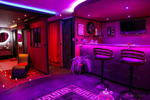 Appartement spa luxe à L'Insolite à Toulouse avec néon magenta vibrant, bar et mobilier contemporain