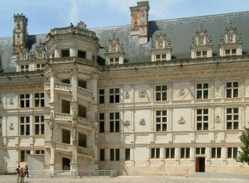 Château Renaissance de l'Hôtel Cheverny La Vie Est Belle avec façade en pierre ornée, tours et toiture en ardoise à Cheverny
