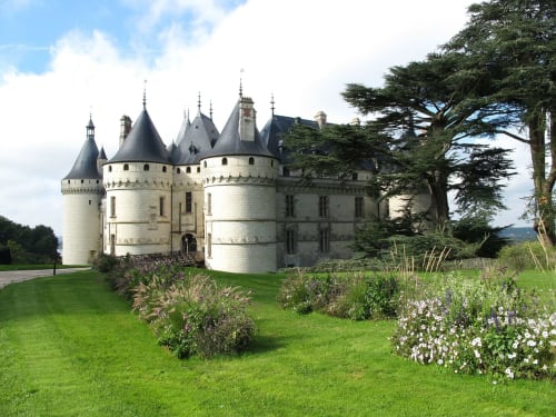 Château de Cheverny avec ses jardins à la française, tours élancées et domaine verdoyant en Vallée de la Loire, France