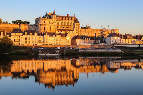 Château de Cheverny se reflétant dans les eaux calmes de la Loire à l'heure dorée, Cheverny France