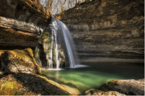 Cascades, roches percées, marmites de géant, gorges. Hors des sentiers battus
