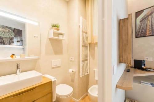 Duomo Deluxe Room| Room for 2 with one double bed and bathroom with shower. With Wi-Fi, TV and air conditioning - HB Hall, flats in the centre of Milan.