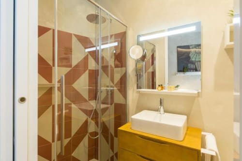 Duomo Deluxe Room| Room for 2 with one double bed and bathroom with shower. With Wi-Fi, TV and air conditioning - HB Hall, flats in the centre of Milan.