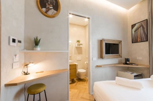 Duomo Deluxe Room| Room for 2 with one double bed and bathroom with shower. With Wi-Fi, TV and air conditioning - HB Hall, flats in the centre of Milan.