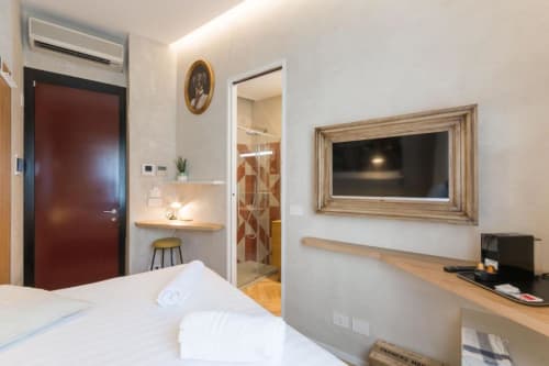 Duomo Deluxe Room| Room for 2 with one double bed and bathroom with shower. With Wi-Fi, TV and air conditioning - HB Hall, flats in the centre of Milan.