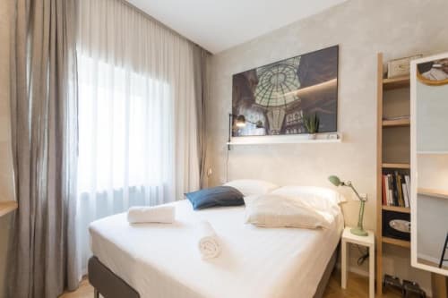 Duomo Deluxe Room| Room for 2 with one double bed and bathroom with shower. With Wi-Fi, TV and air conditioning - HB Hall, flats in the centre of Milan.