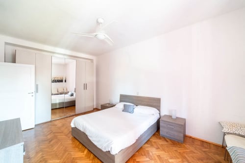Corso Como A12| Apartment for 4 with one bedroom, living room with sofa bed, kitchen, balcony and bathroom with shower. With Wi-Fi, TV and air conditioning - HB Hall, flats in the centre of Milan.