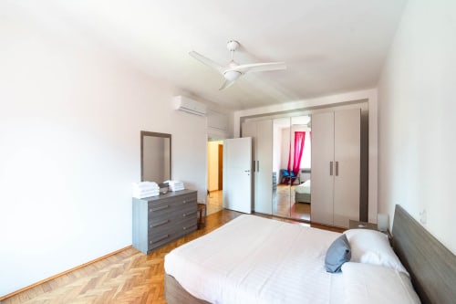 Corso Como A12| Apartment for 4 with one bedroom, living room with sofa bed, kitchen, balcony and bathroom with shower. With Wi-Fi, TV and air conditioning - HB Hall, flats in the centre of Milan.