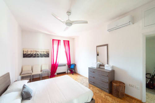 Corso Como A12| Apartment for 4 with one bedroom, living room with sofa bed, kitchen, balcony and bathroom with shower. With Wi-Fi, TV and air conditioning - HB Hall, flats in the centre of Milan.