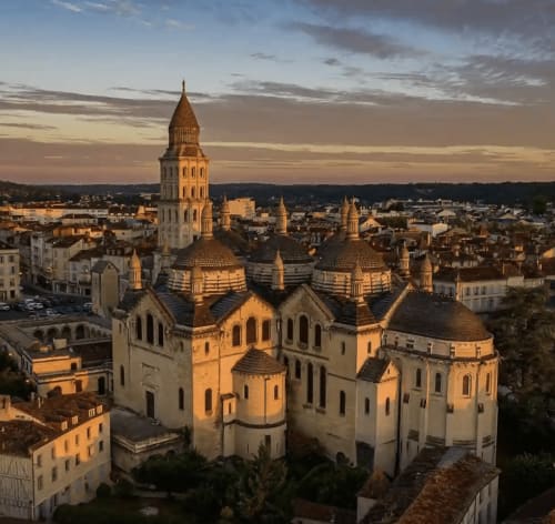 Centre historique de Périgueux, à 10 km du Domaine de Labrousse, maison d’hôtes avec chambres, gîtes et restaurant bistronomique.