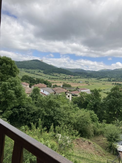 Pueblo de estilo toscano en colinas verdes con vistas a montañas desde el balcón de Casa Lafuente, Lukiano