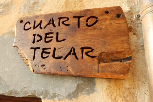 Señal de madera en la puerta que dice 'Cuarto del Telar' en el hotel Casa Lafuente de Lukiano, Araba