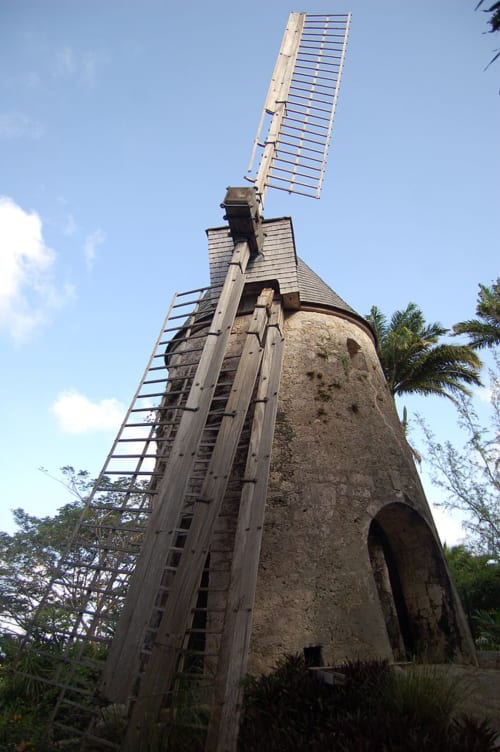 Moulin historique de la Résidence Les 2 Moulins à Le Moule, Guadeloupe, avec ses ailes en bois et sa tour en pierre