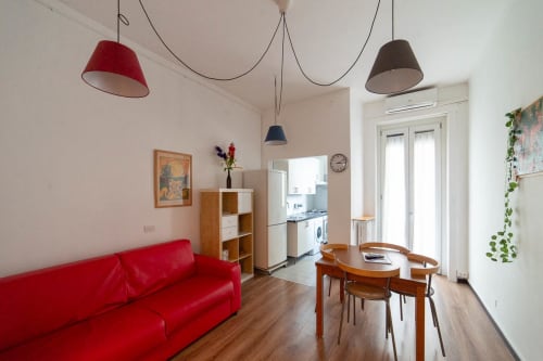 Navigli Darsena 9| Apartment for 4 with one bedroom, living room with sofa bed, kitchen and bathroom with shower. With Wi-Fi, TV and air conditioning - HB Hall, flats in the centre of Milan.