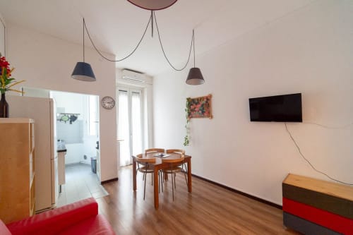 Navigli Darsena 9| Apartment for 4 with one bedroom, living room with sofa bed, kitchen and bathroom with shower. With Wi-Fi, TV and air conditioning - HB Hall, flats in the centre of Milan.