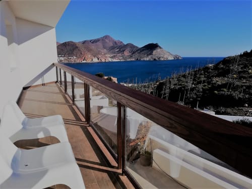 Balcón moderno con vistas al Mar Mediterráneo azul y montañas volcánicas en El Faro de los Genoveses, Almería